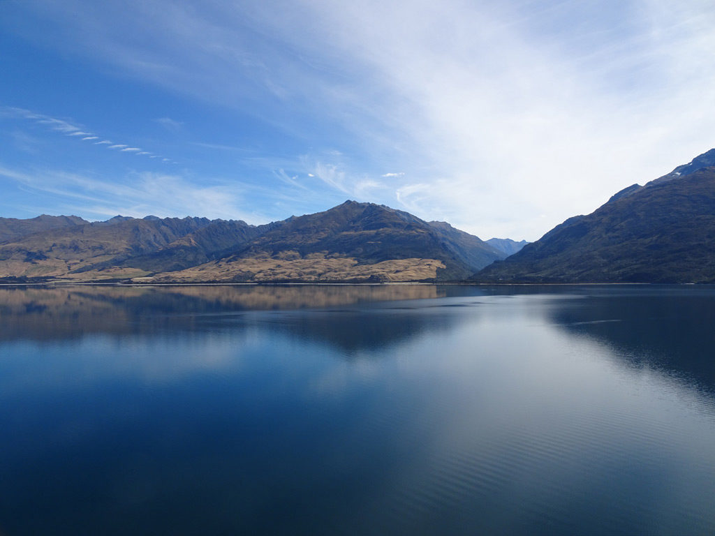 Die umliegenden Berge spiegeln sich im Lake Wanaka, Neuseeland