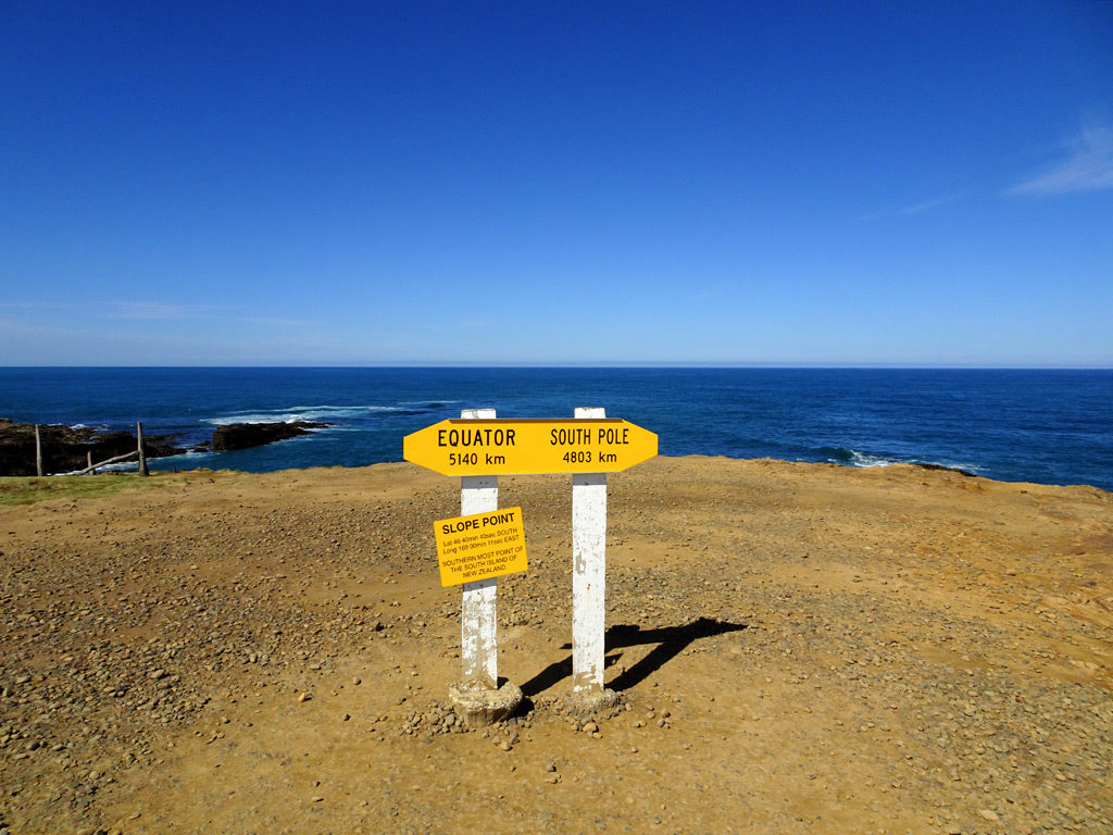 Tafel am Slope Point, der südlichste Punkt der Südinsel Neuseelands