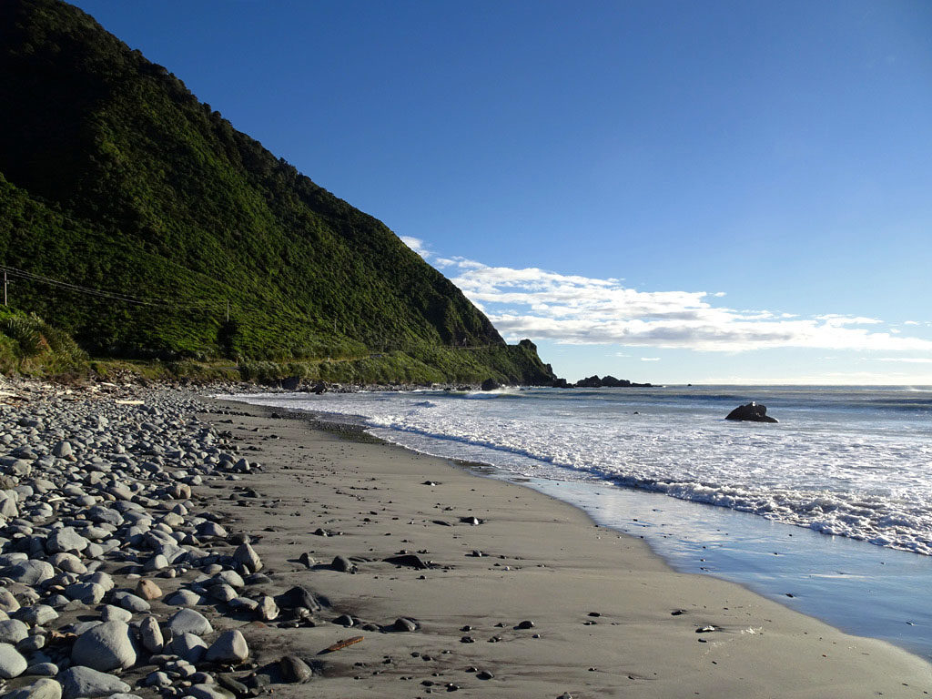 Strand bei Barrytown an der Westküste Neuseeland