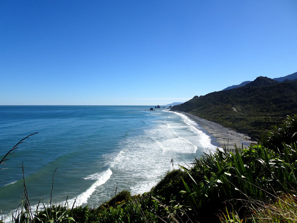 Aussichtspunkt an der Westküste Neuseeland mit Blick aufs weite Meer, Vergleich Neuseeland Nord- oder Südinsel