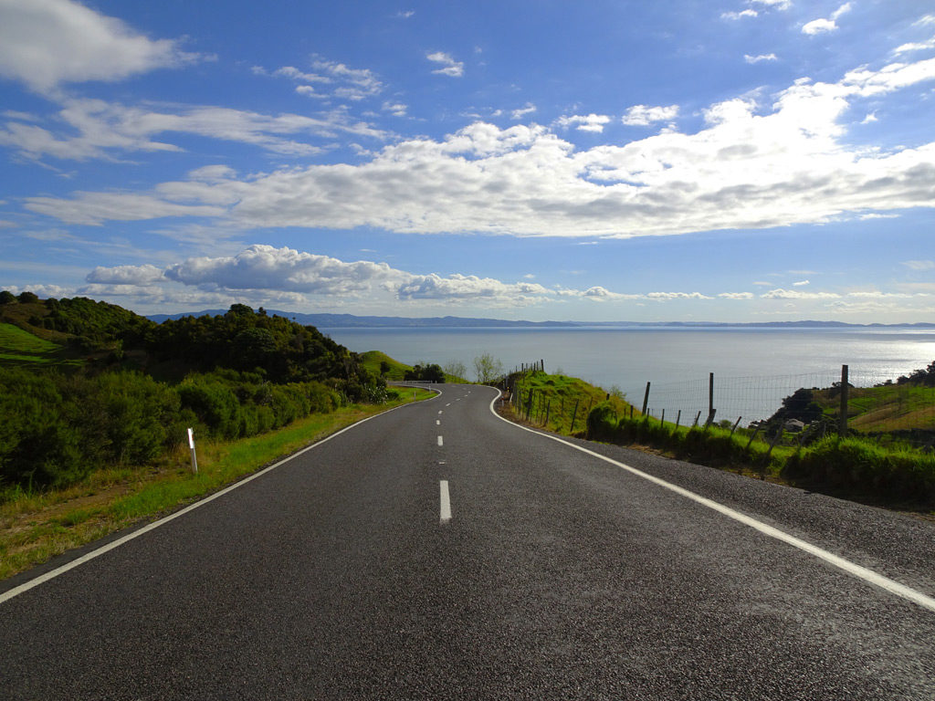 Küstenstrasse mit Ausblick aufs Meer Neuseeland