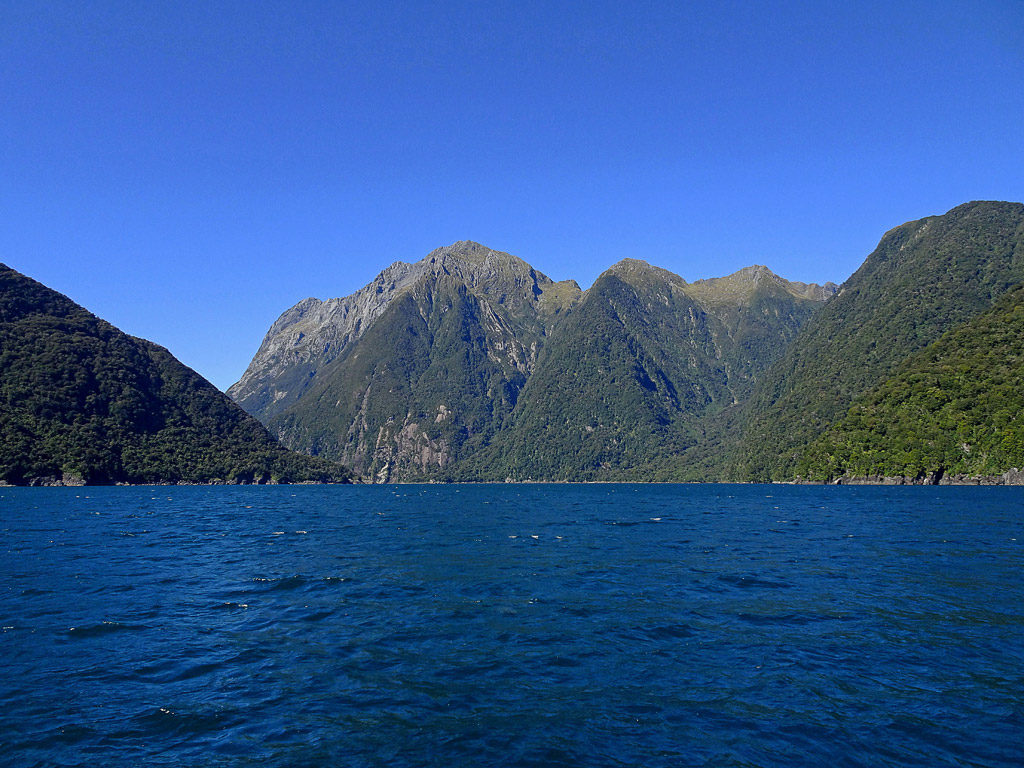 Blick von der Tasman See zurück auf den Milford Sound