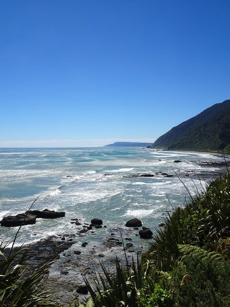Blick auf die scheinbar unendliche Weite der Tasmansee von der Great Coast Road Neuseeland