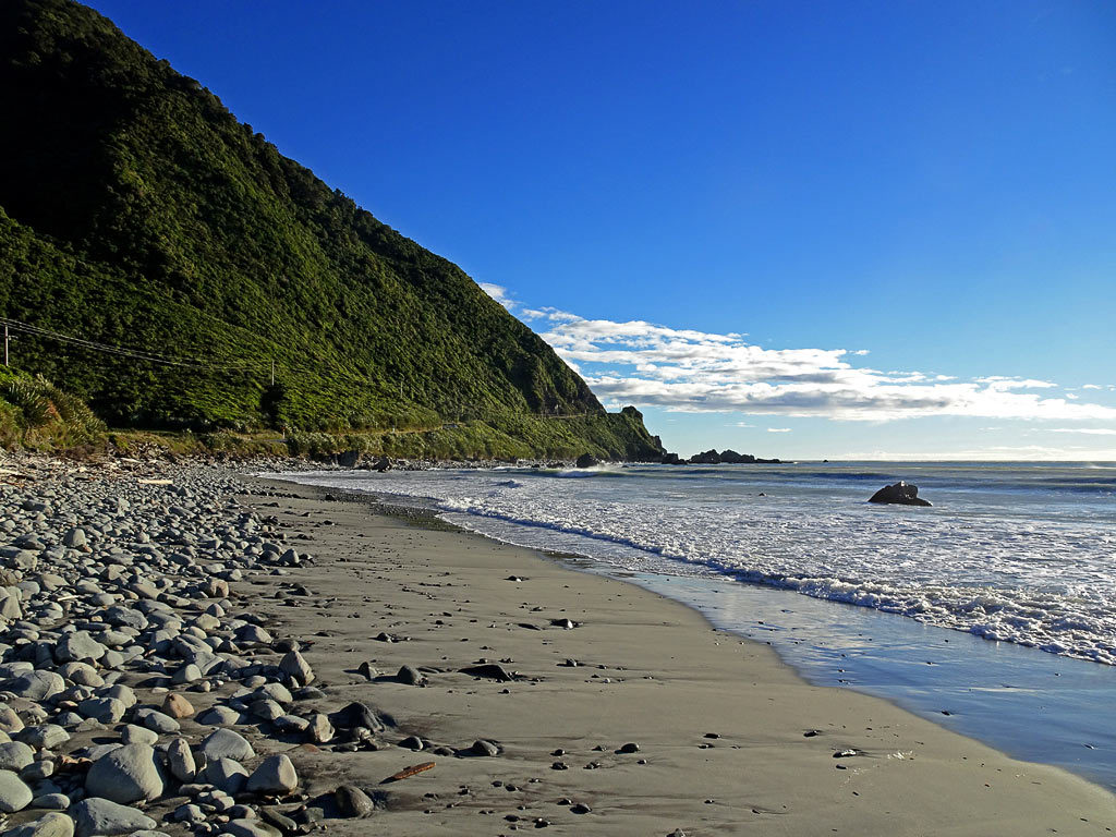 Strand bei Barrytown an der Great Coast Road Neuseeland