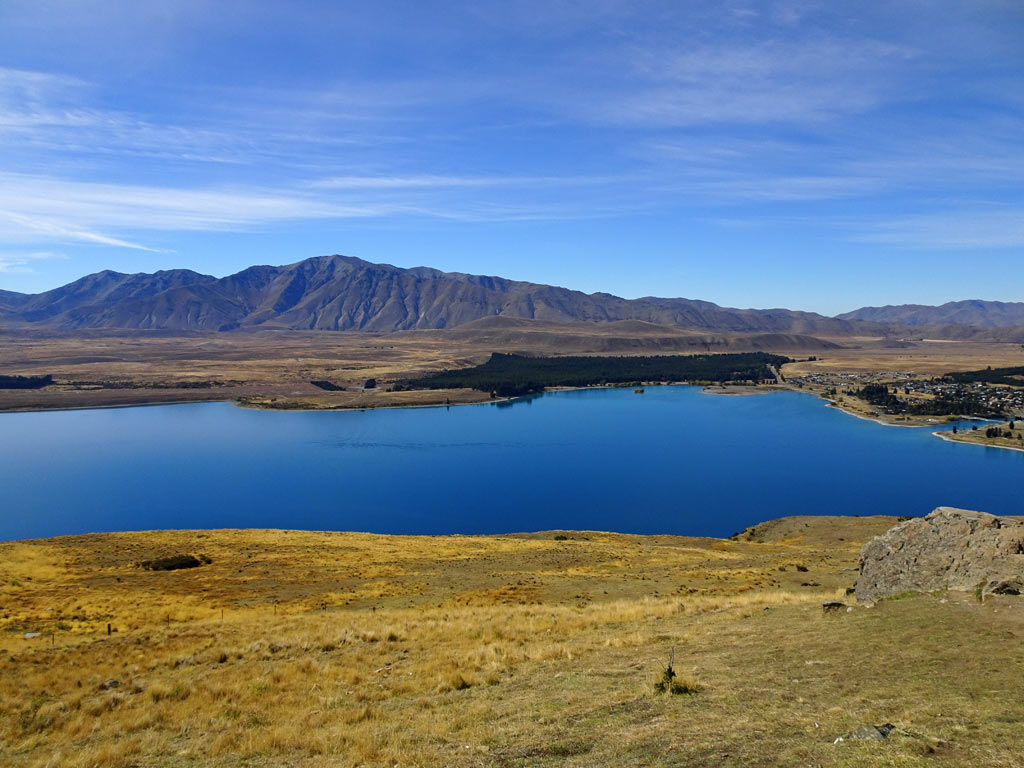 Blick auf Lake Tekapo, das Dörfchen am gleichnamigen See