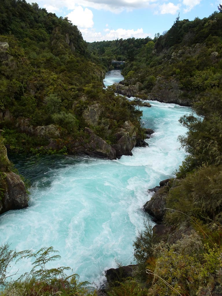 Die Aratiatia Rapids leuchten türkisblau