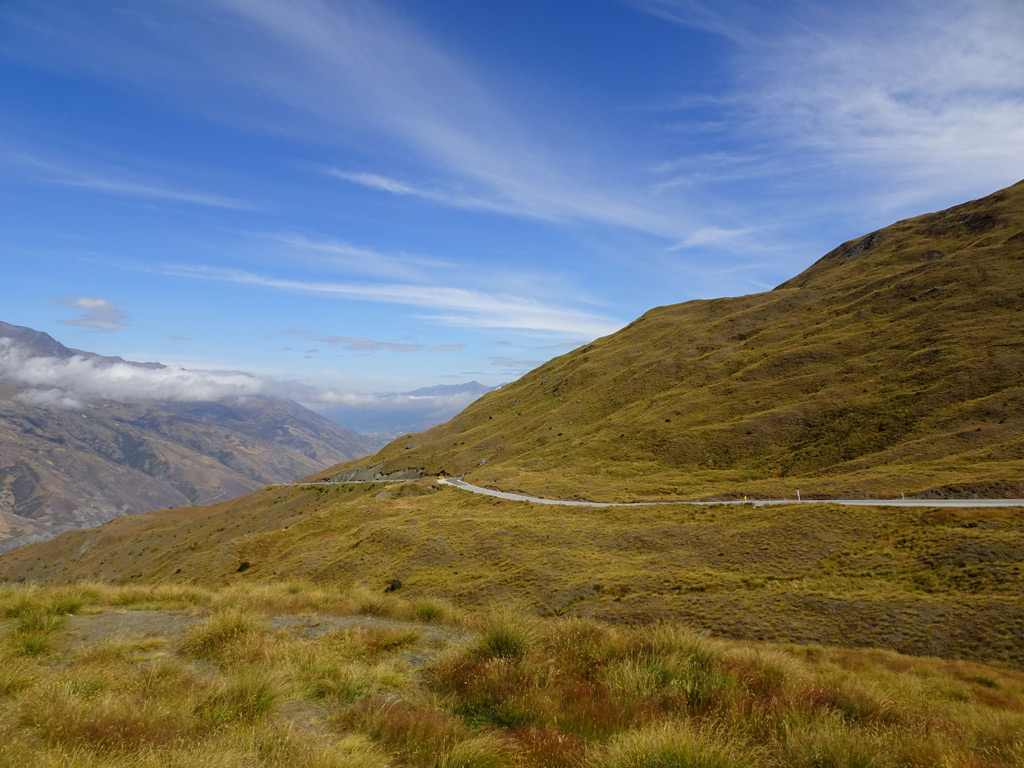 Beste Reisezeit Neuseeland Herbst: Gelbe Hügel auf der Crown Range Road