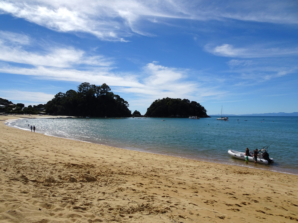 Beste Reisezeit Neuseeland: Badeurlaub im Sommer am Strand von Kaiteriteri Beach 