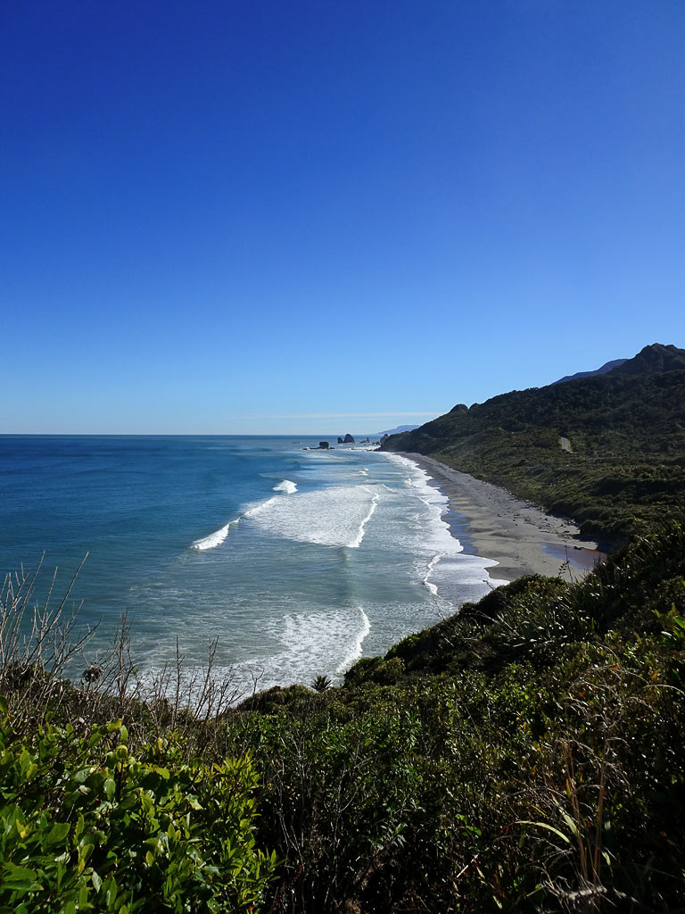 Beste Reisezeit Neuseeland: eindrückliche Wellen an der Westküste