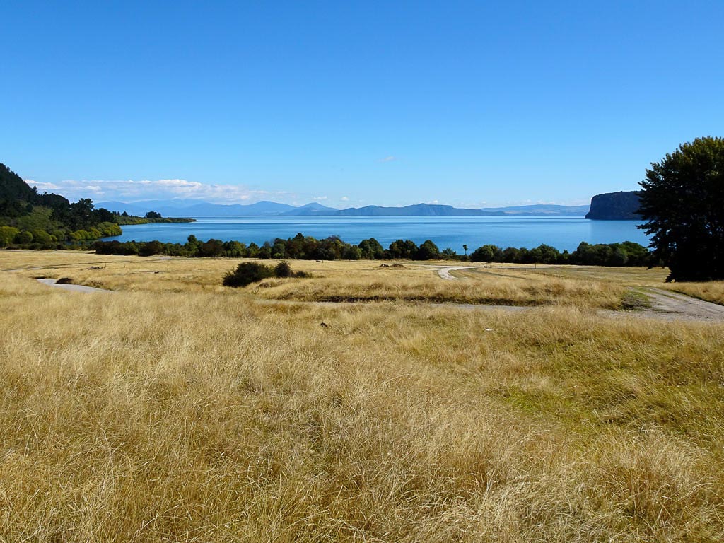 Blick auf den Lake Taupo und die Berge des Tongariro Nationalparks