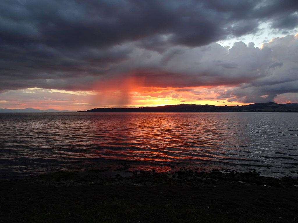 Beeindruckender Sonnenuntergang am Lake Taupo
