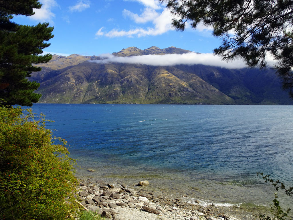 Lake Wakatipu mit langen weissen Wolken, Nachteile im Frühling - beste Reisezeit Neuseeland