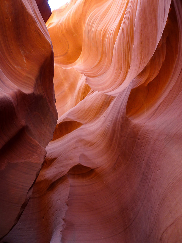 Felswände, die aussehen wie Wellen im Lower Antelope Canyon