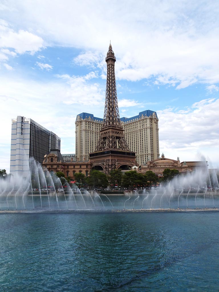 Eiffelturm in Las Vegas, hinter den Fountains of Bellagio 