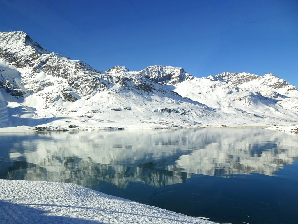 Schwarzeis auf dem Lago Bianco, Berninapass