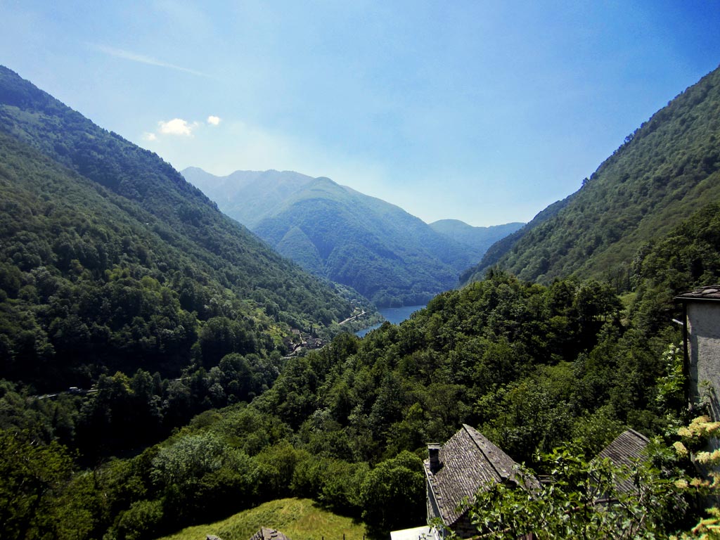 Ausblick von Corippo auf den Lago di Vogorno im Verzascatal