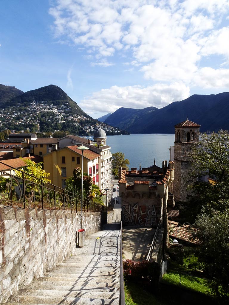 Ausblick von der Treppe in Lugano auf den Monte Brè und den Luganersee