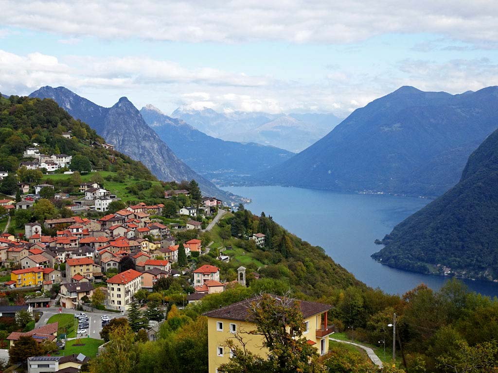 Aussichtsplattform auf dem Monte Brè mit blick auf die Ortschaft Brè und den Luganersee