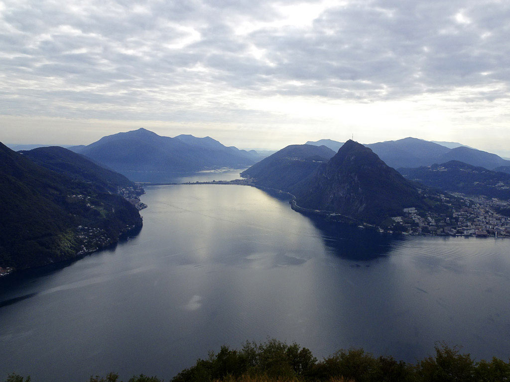 Ausblick vom Monte Brè auf den Monte San Salvatore und den Luganersee, Tessin Sehenswürdigkeiten