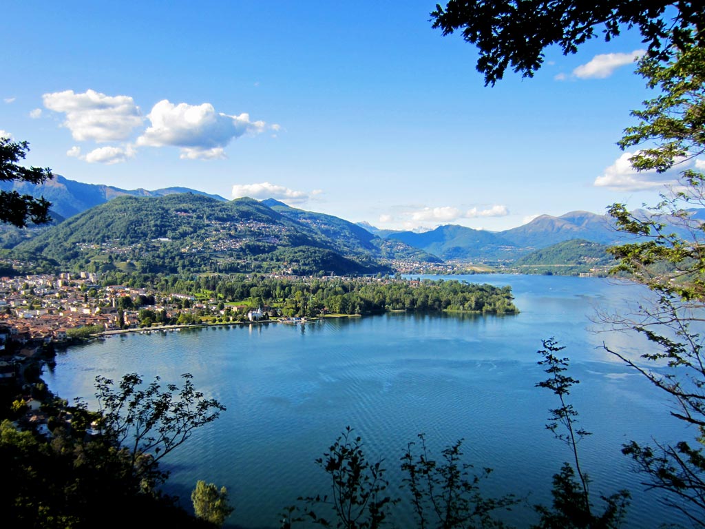 Ausblick vom Monte Caslano auf die Ortschaft Caslano und den Luganersee