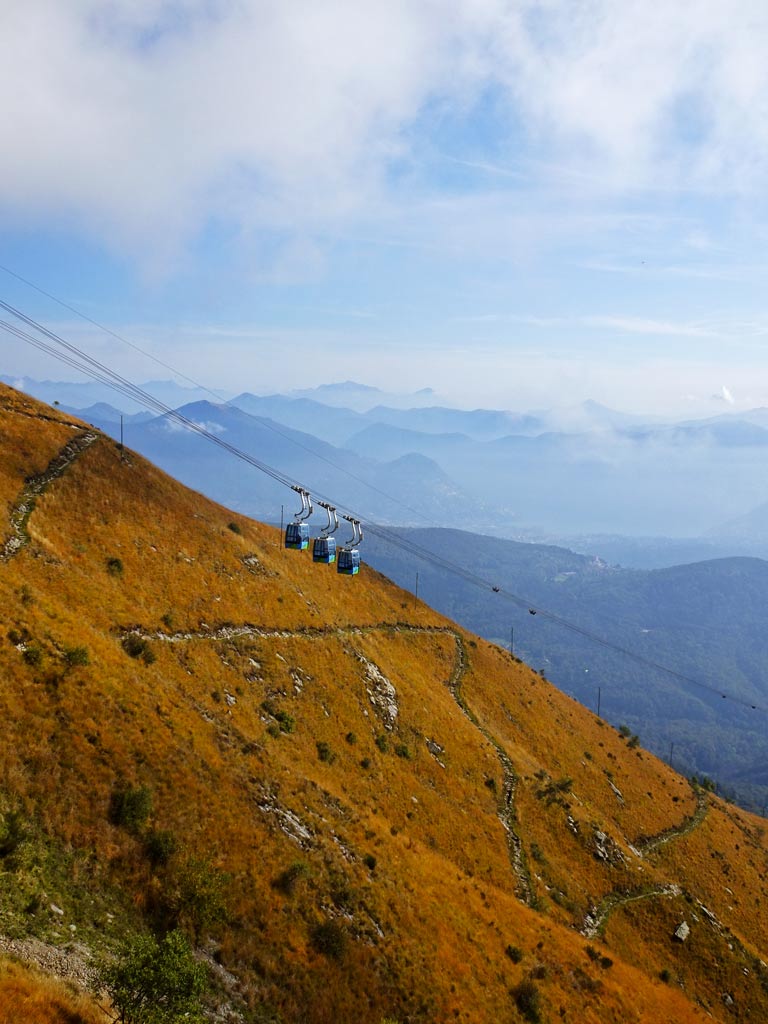 Moderne Seilbahn auf dem Monte Lema 