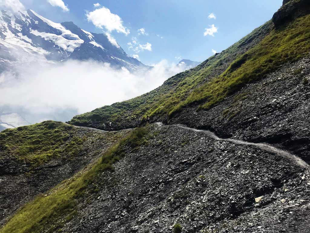 Oeschinensee Wanderung: Bergweg entlang der steilen Bergflanken
