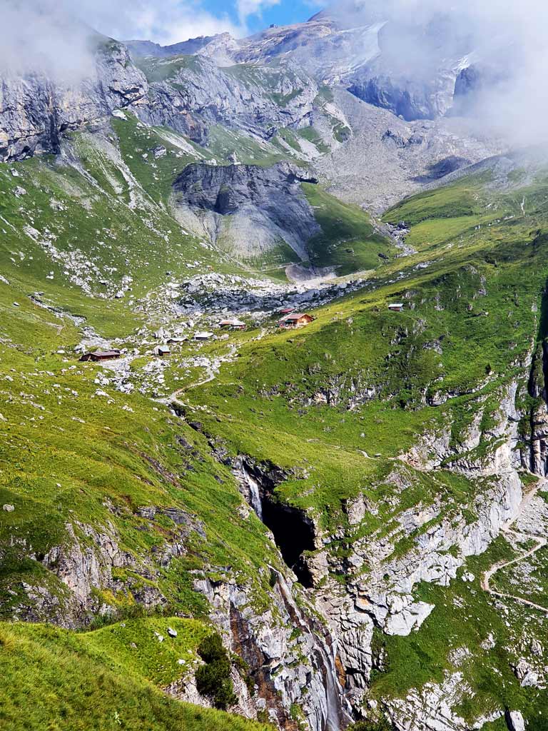 Oberbärglibach Wasserfall auf der Oeschinensee Wanderung 