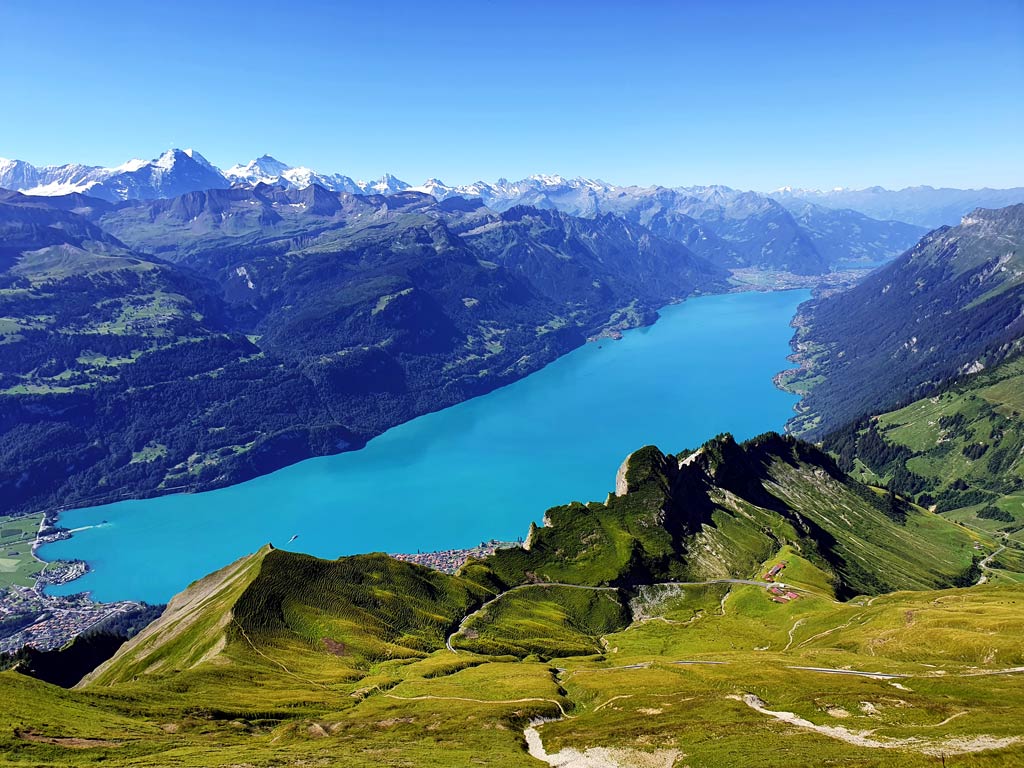 Die schönsten Orte der Schweiz: Blick auf den Türkis leuchtenden Brienzersee, der von wundervollen Bergen umgeben ist. 