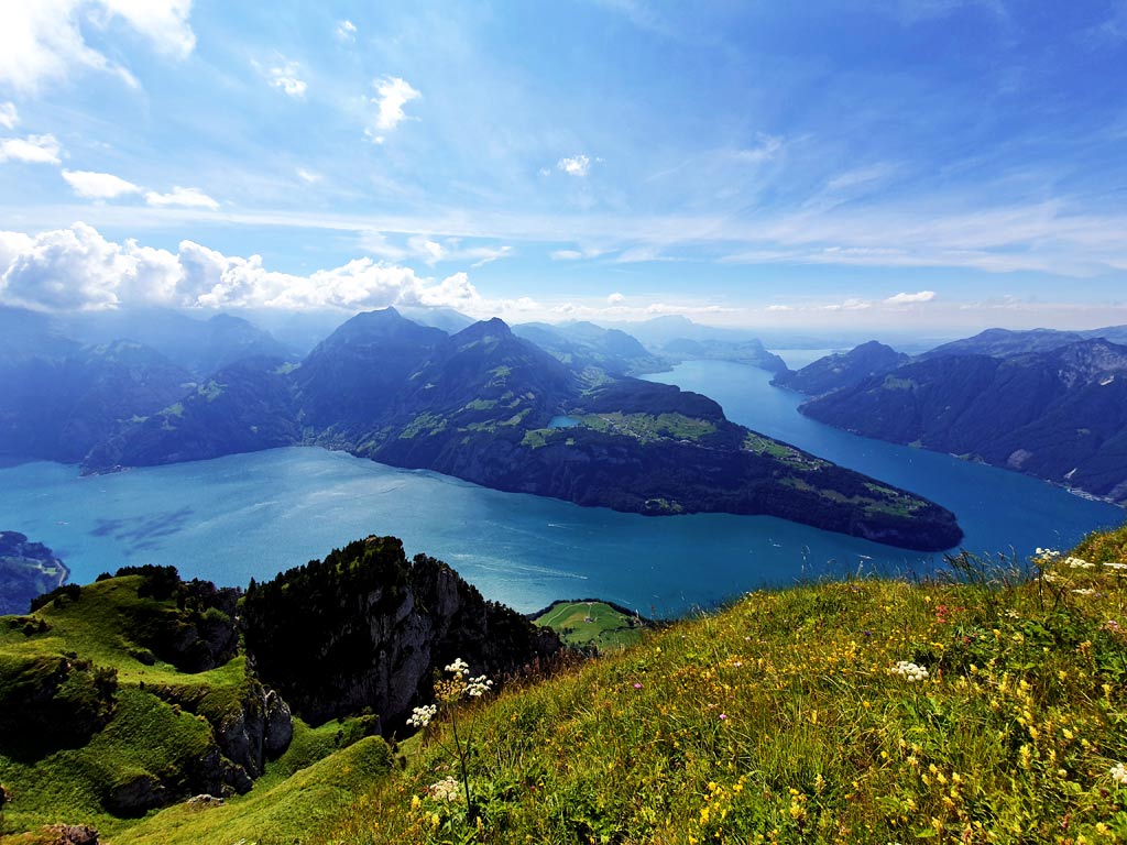 Traumhafter Ausblick auf den türkisfarbenen Vierwaldstättersee vom Fronalpstock, die schönsten Orte der Schweiz