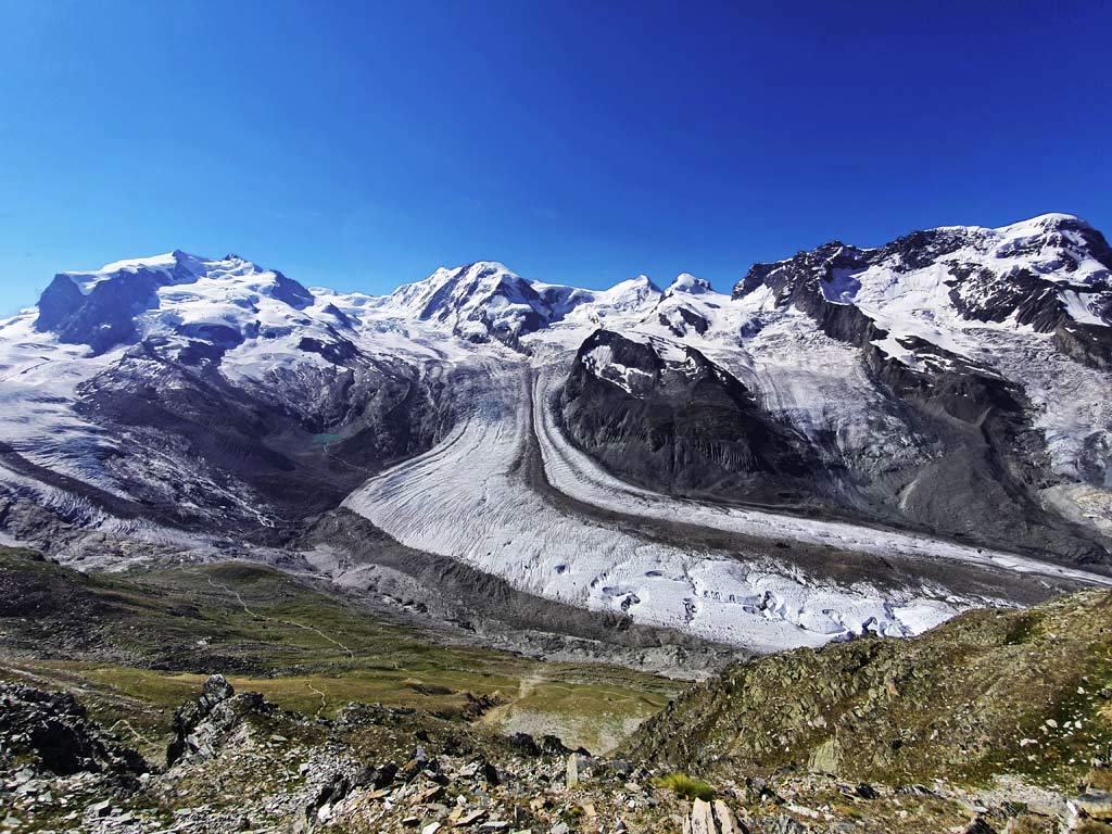 Ausblick auf das mächtige Monte-Rosa-Massiv mit dem Gornergletscher und der Dufourspitze, die schönsten Orte der Schweiz
