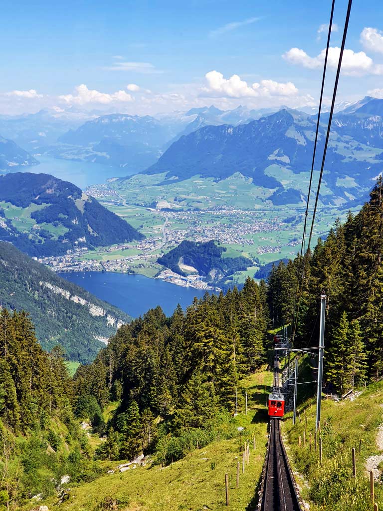 Pilatus Bahnen: Anreise mit der steilsten Zahnradbahn der Welt - Blick auf den Vierwaldstättersee von der Bahn aus