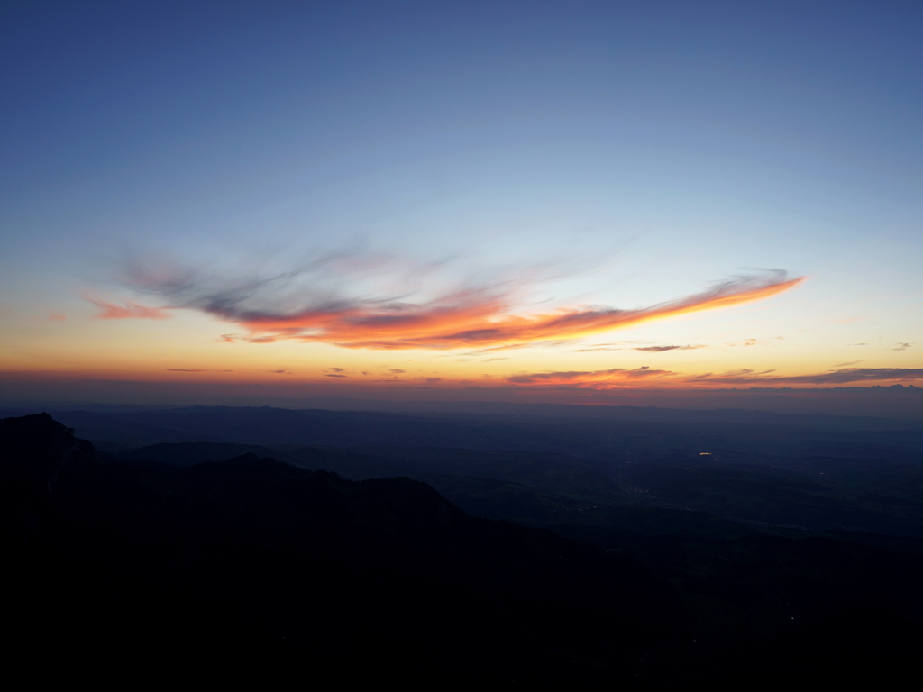 Pilatus Sonnenuntergang: Traumhaftes Farbspiel mit roten Wolken
