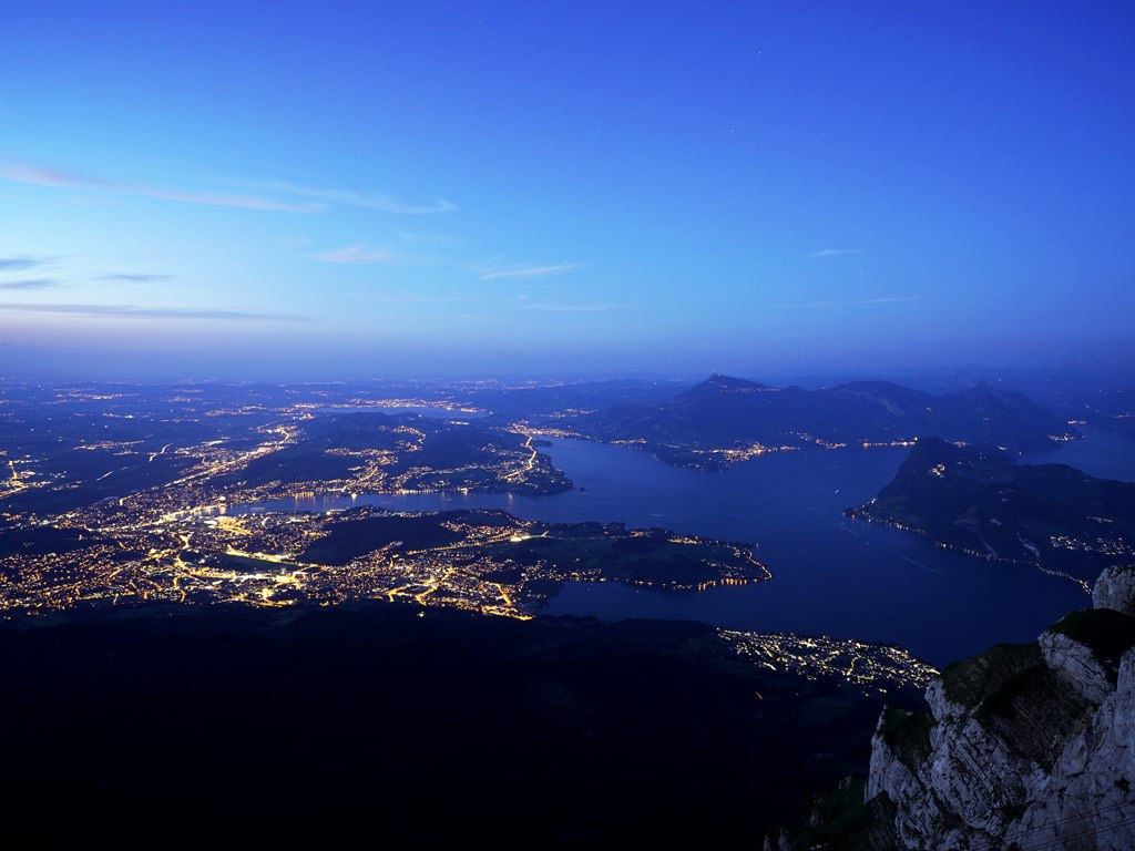 Pilatus Übernachtung: Blaue Stunde am Oberhaupt mit Ausblick über das Lichtermeer der Stadt Luzern