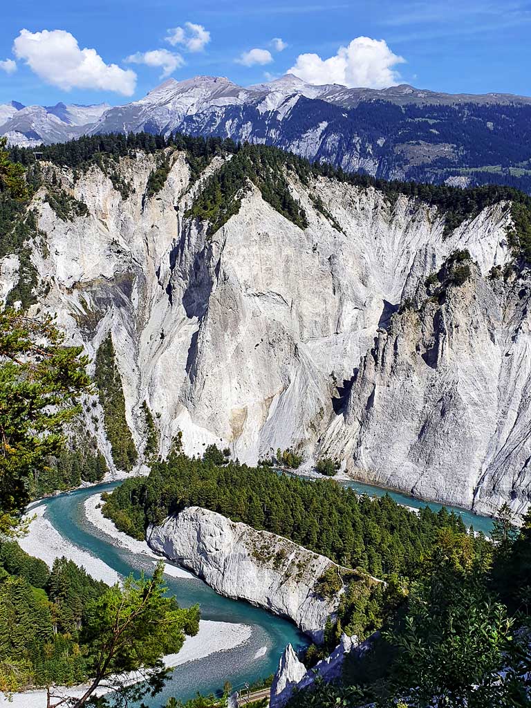 Imposante Kalksteinfelsen in der Rheinschlucht, die schönsten Orte der Schweiz