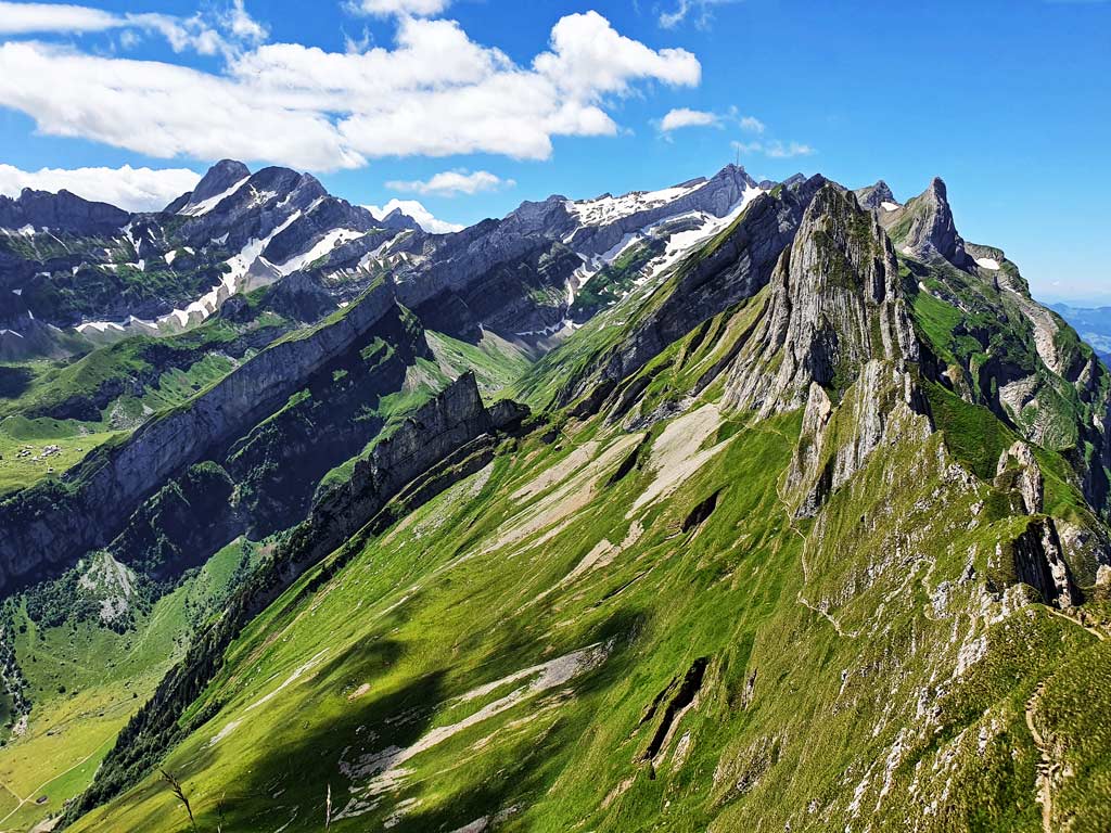 Ausblick auf das Kalksteinmassiv im Alpstein vom Gipfel des Schäflers