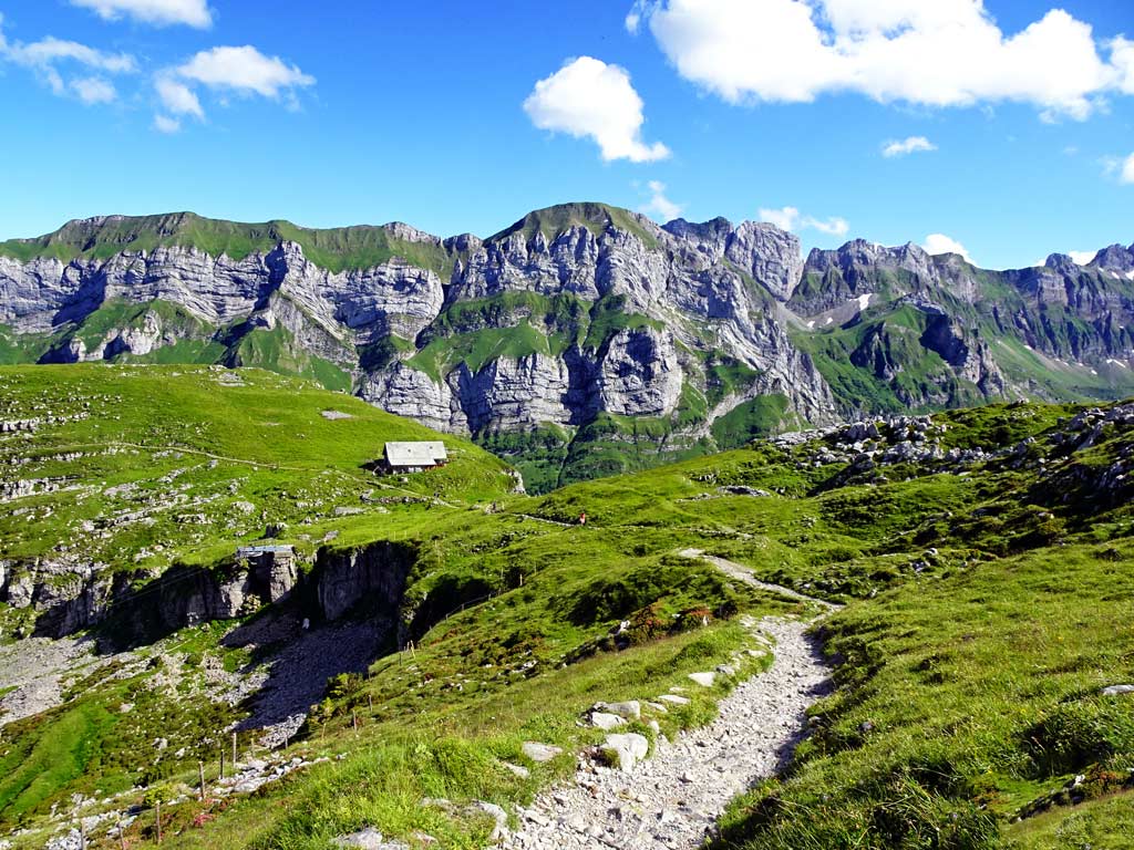 Blick zurück von der Schäfler Wanderung auf die exponierte Alp Chlus