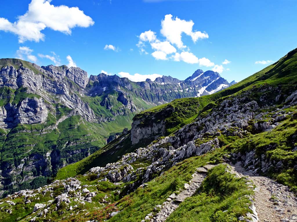 Zickzack Wanderweg von der Alp Chlus auf den Gipfel des Schäflers 