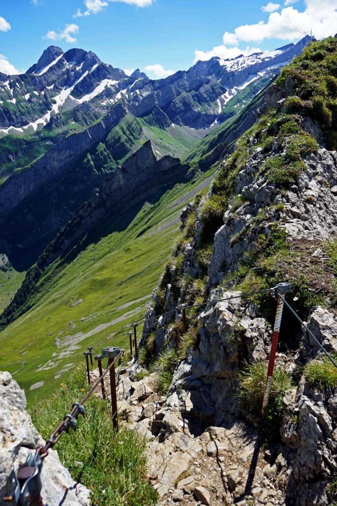 Kurzer Abstieg, der mit Drahtseilen gesichert ist im Alpstein, Schäfler Wanderung