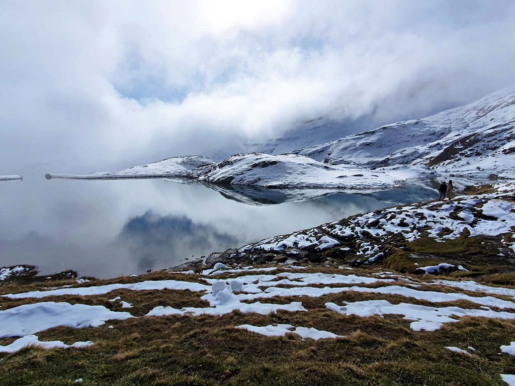 Bachalpsee umgeben von Nebel ohne Aussicht auf die berühmten Berge um Grindelwald