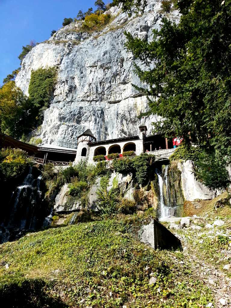 St. Beatus Höhlen Eingang oberhalb des Thunersees, Ausflugsziele Berner Oberland