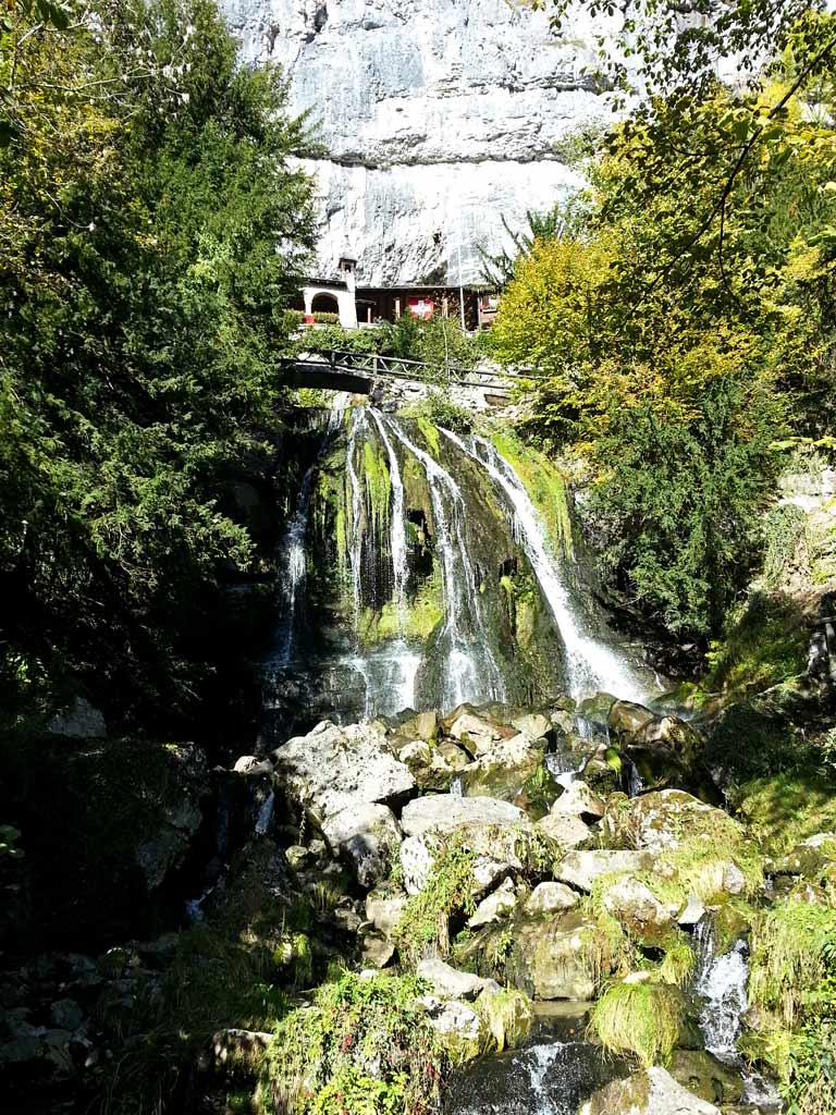 Wasserfall vor den St. Beatus Höhlen, Ausflugsziele Berner Oberland
