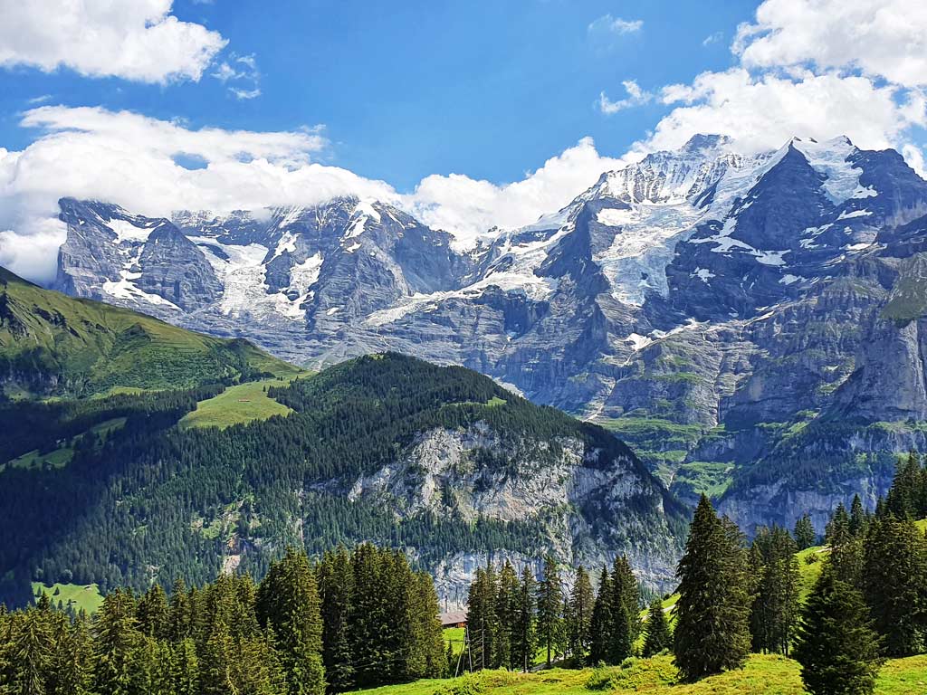 Aussicht von der Grütschalp auf das berühmte Dreigestirn oberhalb der Mürrenbahn, Ausflugsziele Berner Oberland