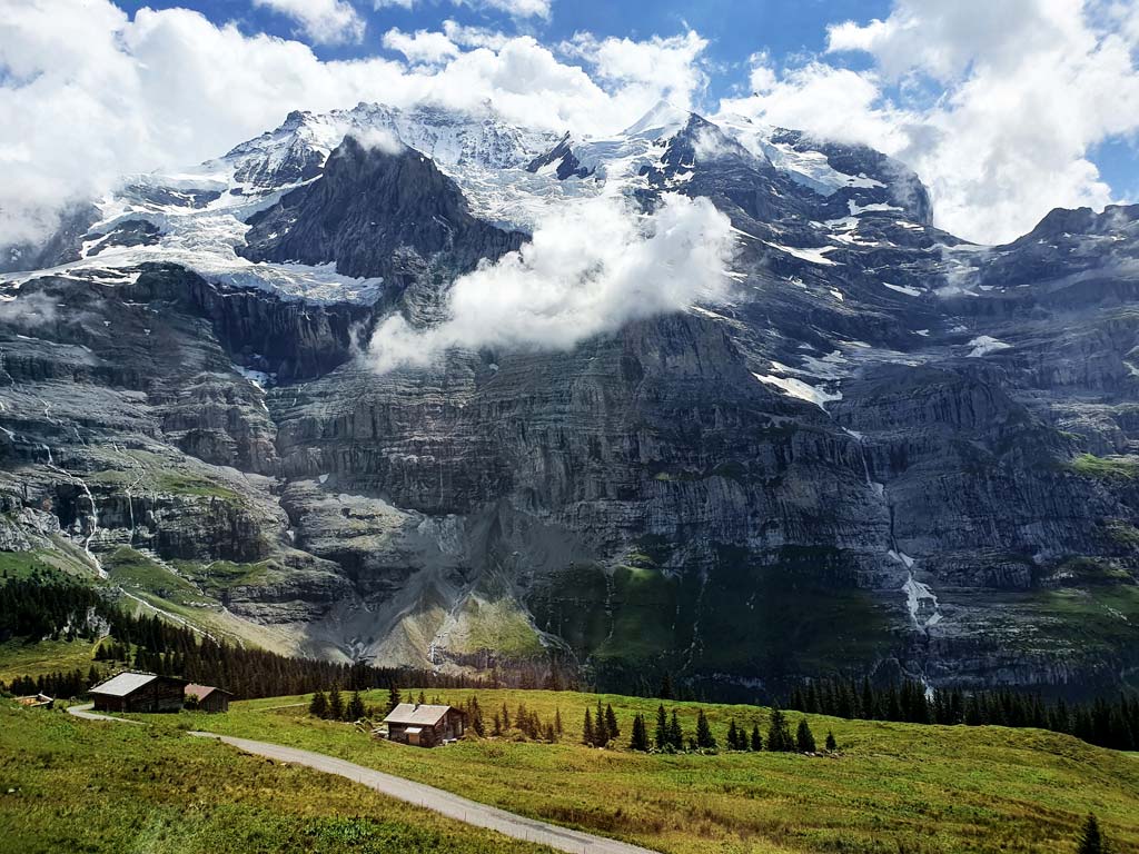 Ausblick von der kleinen Scheidegg auf die riesige Felswand der Jungfrau, Berner Oberland Sehenswürdigkeiten