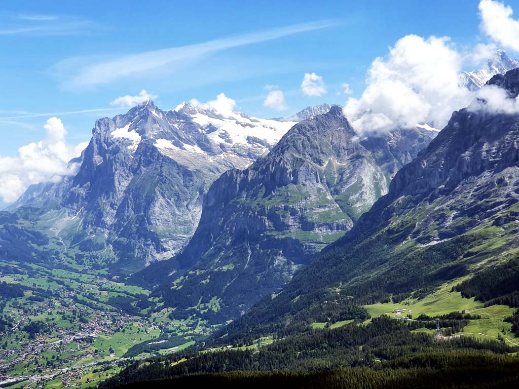 Der Ausblick von der Kleinen Scheidegg zählt zu den spektakulärsten Berner Oberland Sehenswürdigkeiten