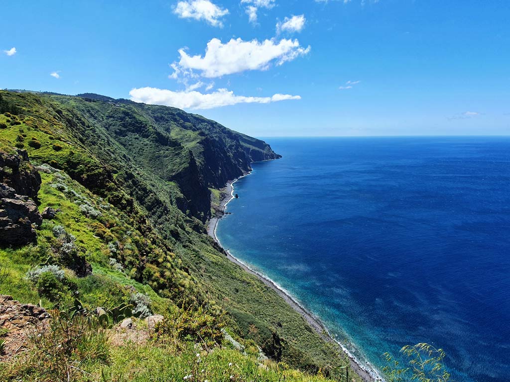 Madeira Sehenswürdigkeiten: Traumhafte Aussicht vom Miradouro do Fio auf die grünen Steilklippen im Südwesten Madeiras