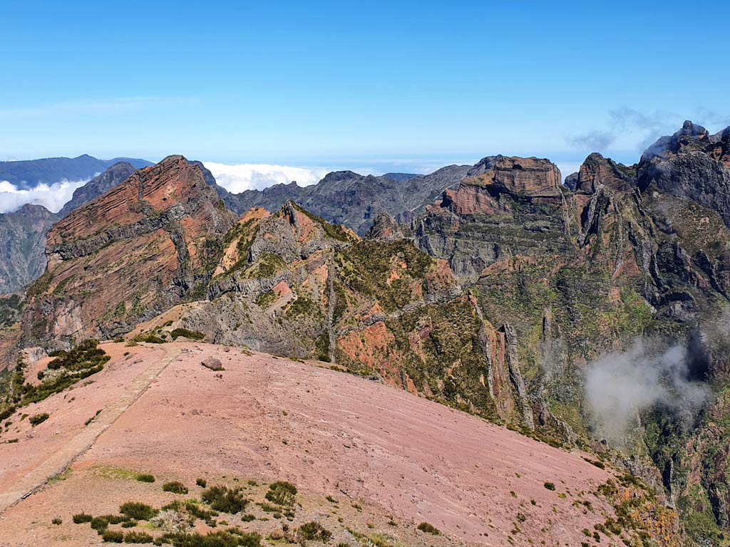 Madeira Sehenswürdigkeiten: Traumhafte Aussicht vom Pico do Arieiro auf eine bunte Vulkanlandschaft