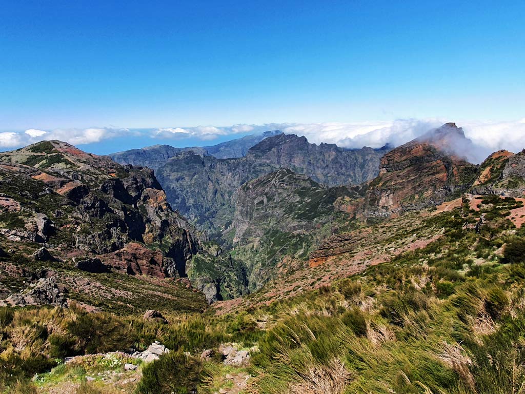 Spektakuläre Tiefblicke vom Pico do Arieiro bis zur Hochebene Paul da Serra