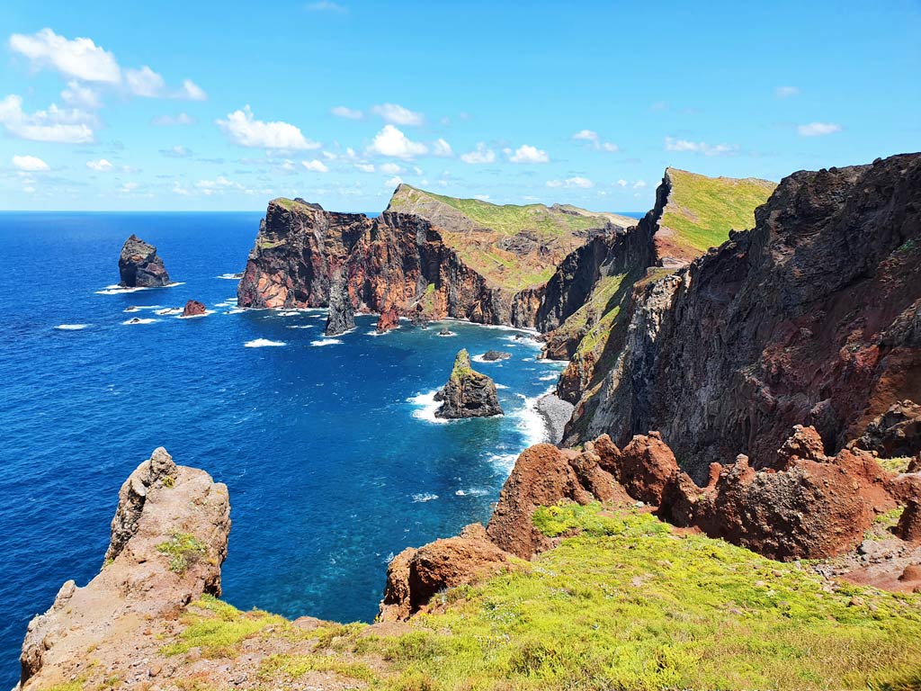 Schönste Orte Madeiras: Schroffe rote Steilklippen am Ponta do Rosto