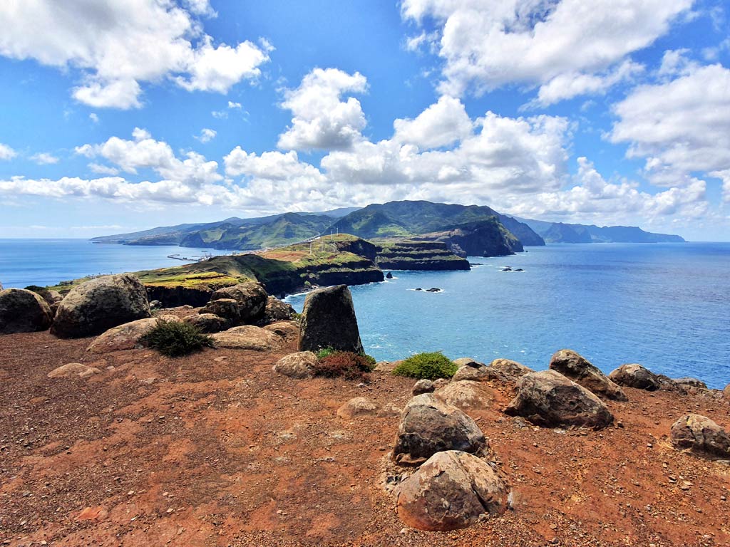 Madeira Sehenswürdigkeiten: Blick zurück auf die Insel Madeira vom Ponta do Rosto