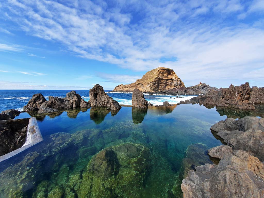 Die schönsten Orte Madeiras Lavapools: Klares Wasser in den Pools und stürmischer Atlantik im Hintergrund